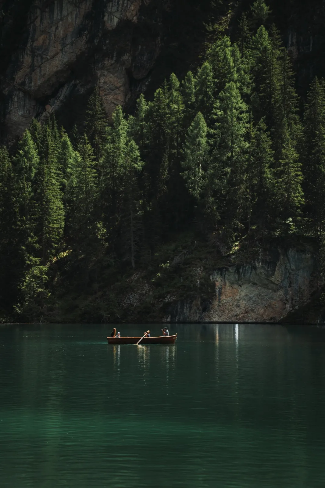 Jezero je plné turistů na loďkách. jezero Lago di Braies