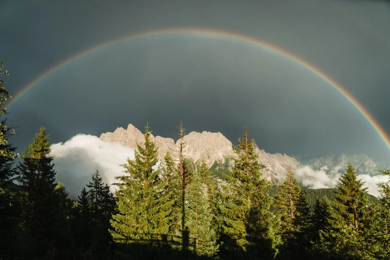 Po bouřce se nad štíty rozprostírá dokonalý oblouk duhy – odměna, která stojí za každou kapku deště. duha nad Dolomity