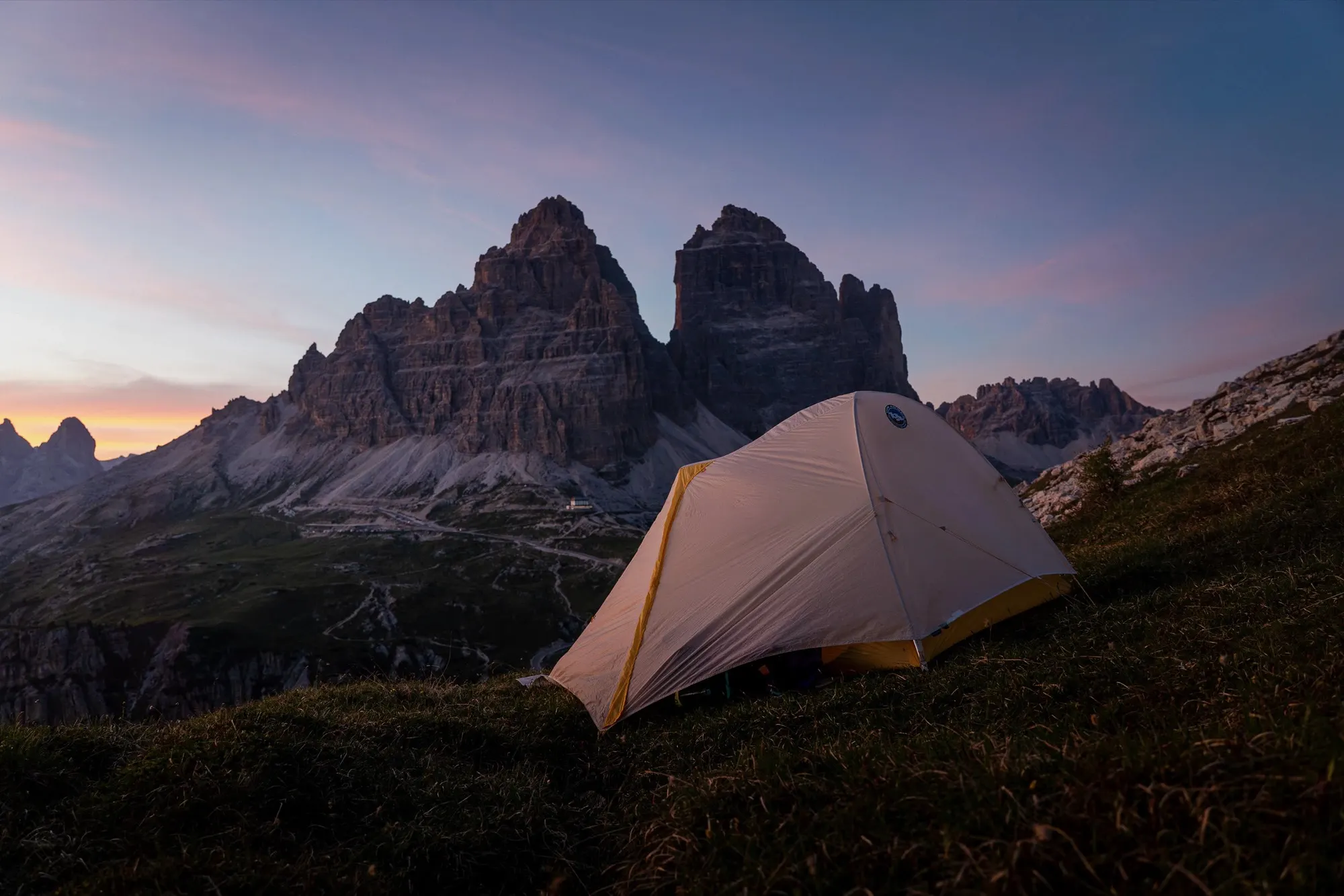 Stan Big Agnes Tiger Wall UL2 postavený za soumraku, v pozadí vrcholy Dolomit
