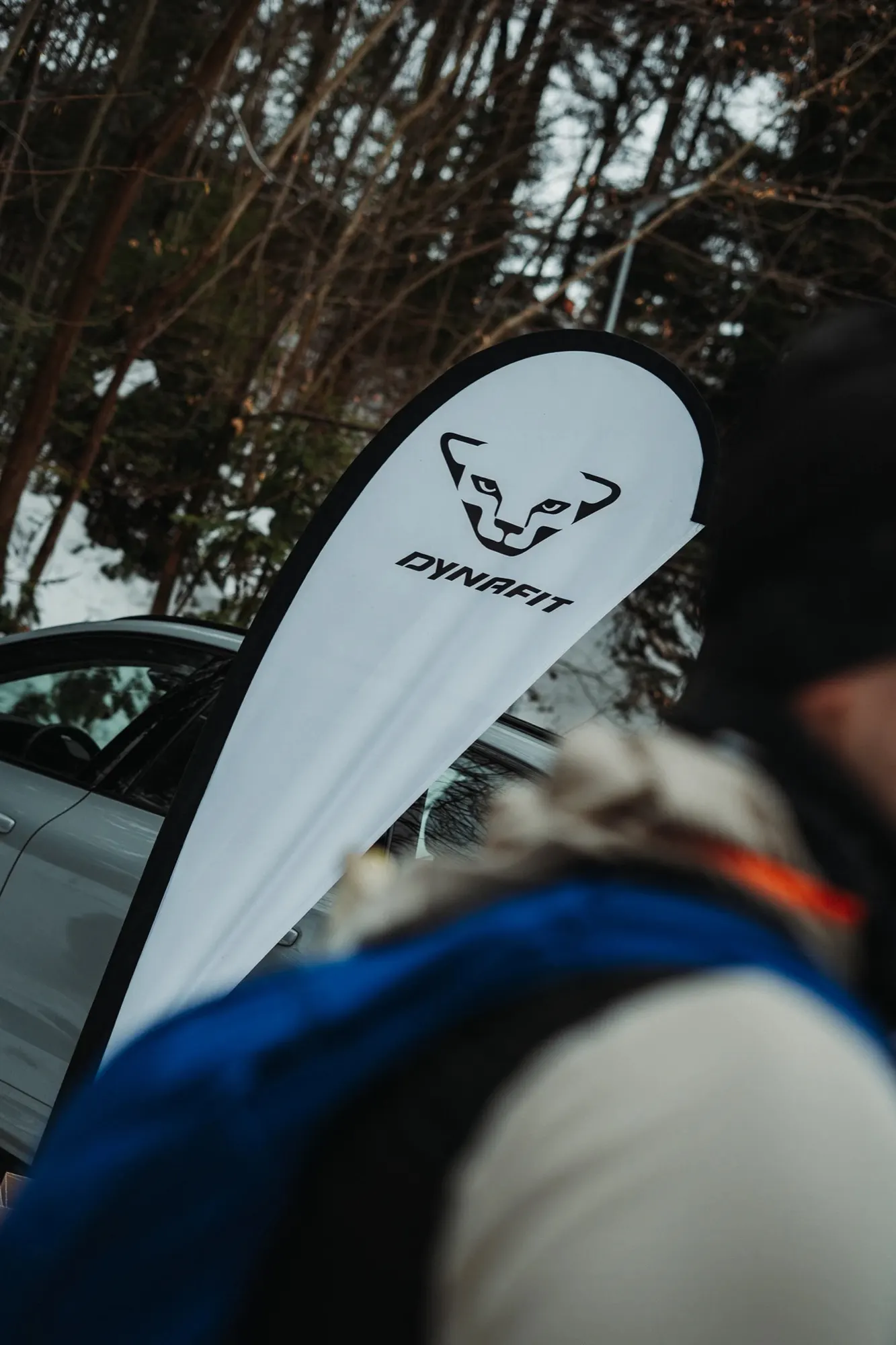 Vlajka Dynafit zapíchnutá ve sněhu ve startovní oblasti